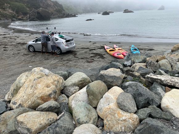 Here are some kayakers.  It's amazing how they simply throw the kayaks up on the top of this sedan.  These guys were from Oregon and they said this area is Baha, Oregon!