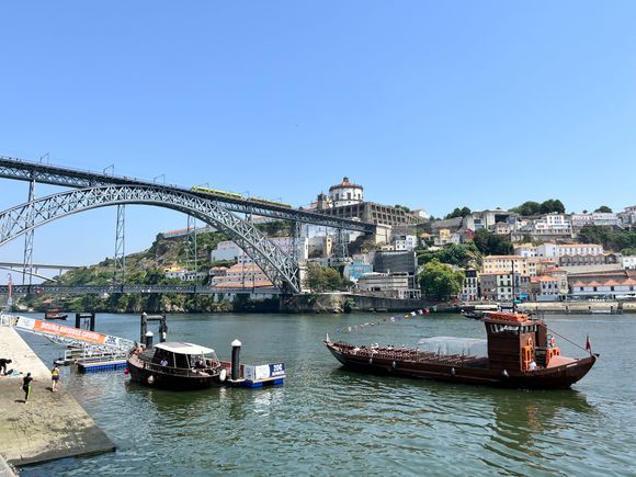 Looking at Luís I bridge and Gaia. The big orange banner on the L is the cruise company we picked (but the boat we went on isn't in this photo)