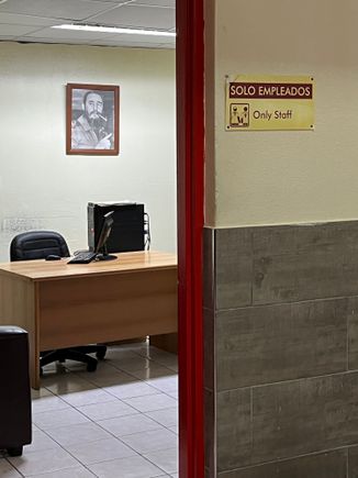 El Commandante behind the desk.