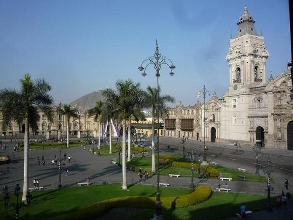 A section of the grand Plaza Mayor, with the Catherdral at far right, and the Archbishop’s palace to the left of it.
