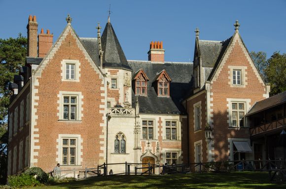 Clos de Luce is the famed Amboise museum dedicated to Leonardo da Vinci. Given that it was the Toussaint school break, one noticed a number of families including grandparents, taking kids to these kinds of attractions. There are paintings, sculptures, mechanical items, architecture both within and without, plus compelling landscape replete with bridges plural and attractive streams.