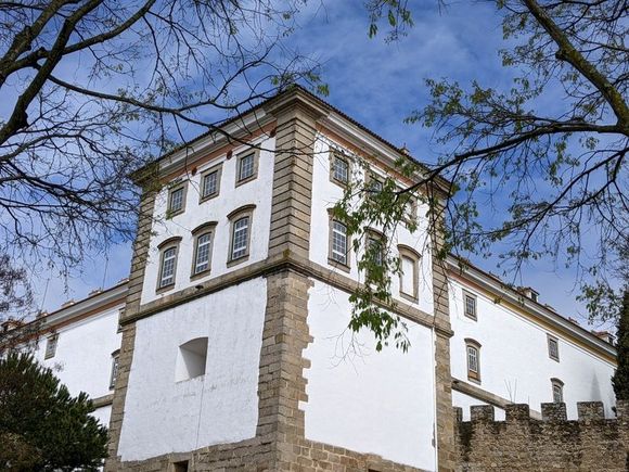 Walking outside the walls of Evora 