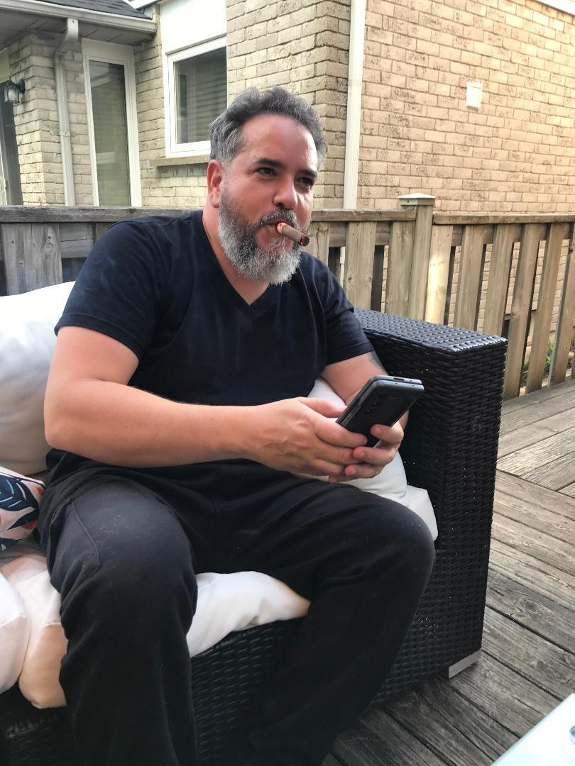 The day Fidel Castro dropped by our casa here in Canada this past summer. jaja Actually, a friend here... he's originally from the DR. Uncanny resemblance though! He loves smoking my cigars too - and my HC Seleccion de Maestros rum. Good guy! His wife is our immigration lawyer for Yudith's and Delenys's PR application.