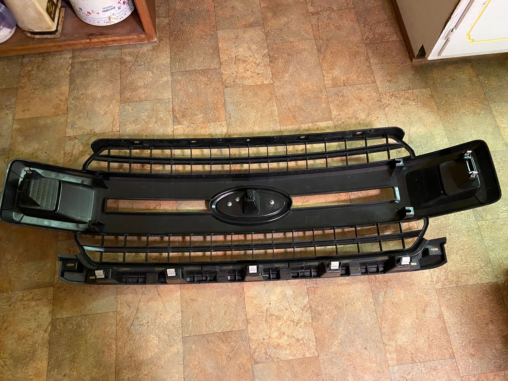 Exterior Body Parts - 2018 / 2019 / 2020 F150 Black XL Grille / F-150 Grill in Great Shape... - Used - 2018 to 2020 Ford F-150 - Louisville, KY 40010, United States