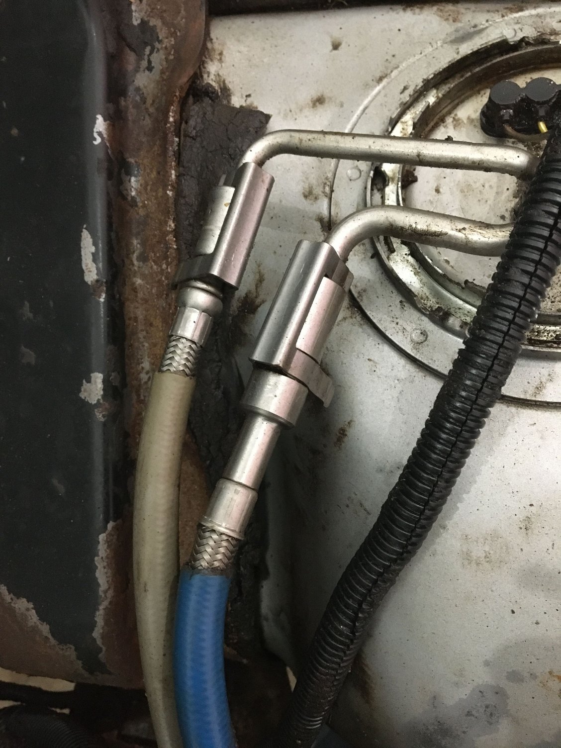 Fuel system sending unit / pump disassembled and fuel tank over flowing