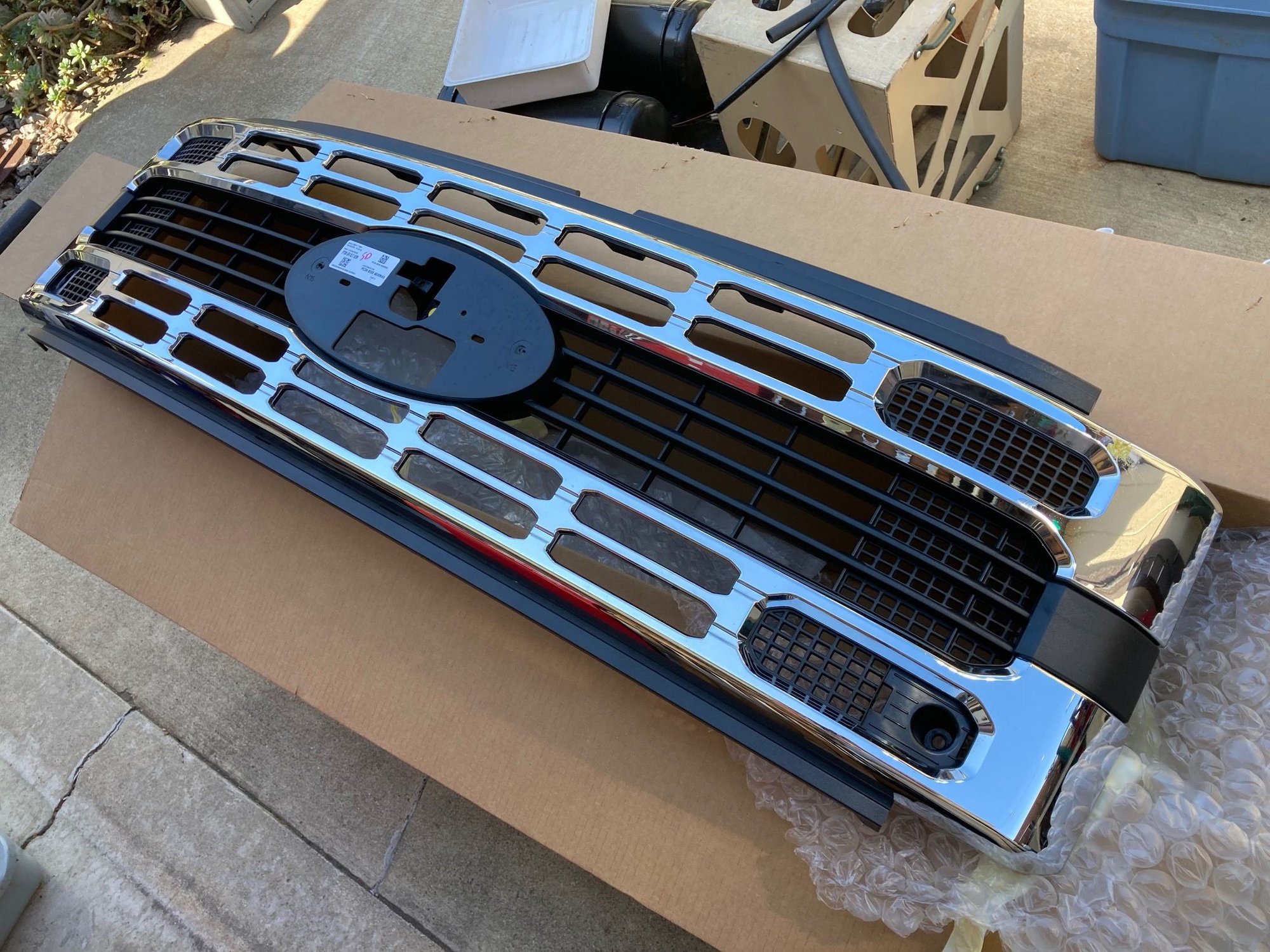Exterior Body Parts - '23-'24 SUPER DUTY XLT CHROME GRILLE + OPTIONAL BLUE OVAL BADGE - Used - 2023 to 2024 Ford F-250 Super Duty - Culver City, CA 90230, United States