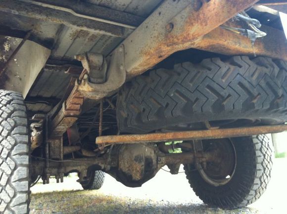 Drivers rear underneath. You can see the 550 lbs overload springs here.
