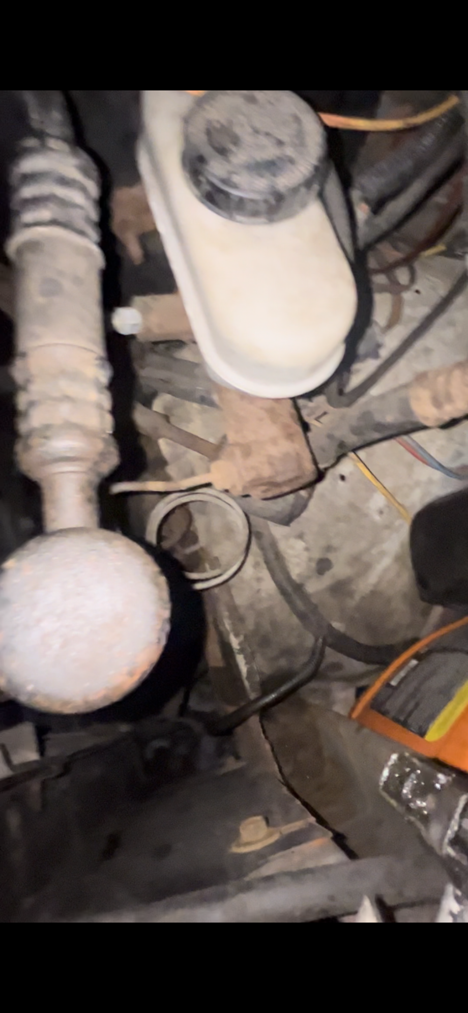 Bad picture, but you can see the 2 mufflers /filters here. In the left, and below the master cylinder.
