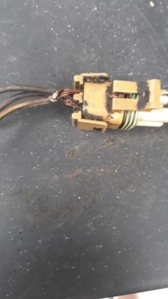 See how the wires twisted around, lucky it not burn all the wire, and the VSS wires end up in the same wire loom.