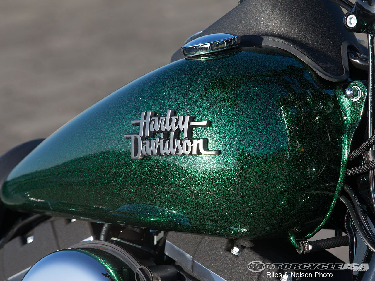 Зеленый металлик мотоцикл