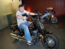 HD Museum. Posing on a stationary Crossbones