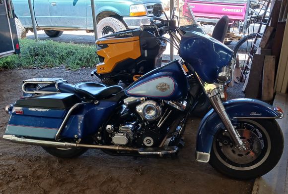 I just bought this 1988 FLH from a friend, this bike was beautiful a few years ago, I decided to save it from rotting away in his front yard for the last two years.
