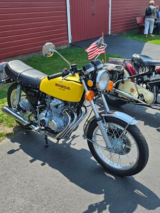 One of my brothers had a bike like this 400 super sport, but red