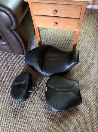 Saddlemen Dominator Rider Seat with back rear and passenger seat. Very good condition. Almost new. 

$375
