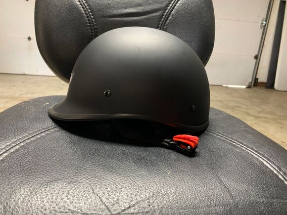 Side view. Notice the ratchet strap. No D-ring.