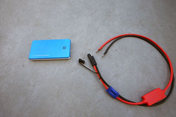 This is the Juno with the http://earthxbatteries.com/shop/20-l...p-start-cables.