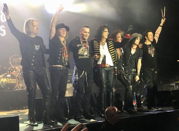 Hollywood Vampires are great. Second time we’ve seen them. Small lineup change but they still burnt it down. Check them out if you get the chance. 