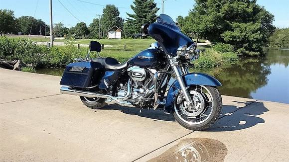 Big Blue Pearl. A picture doesn't do it justice! Best color from the MOCO that's not on a CVO scooter!
