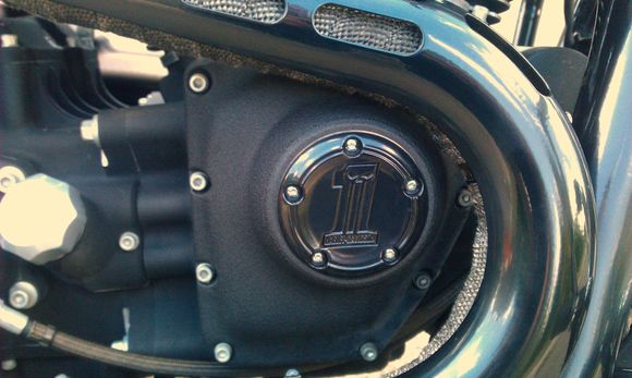 Love the contrast between the shiny black covers and the wrinkle paint.