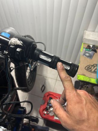 This is the grip. It sticks like the bars are to big for the inside of it. And won’t allow it to snap back and close the carb. Idk what to do. 