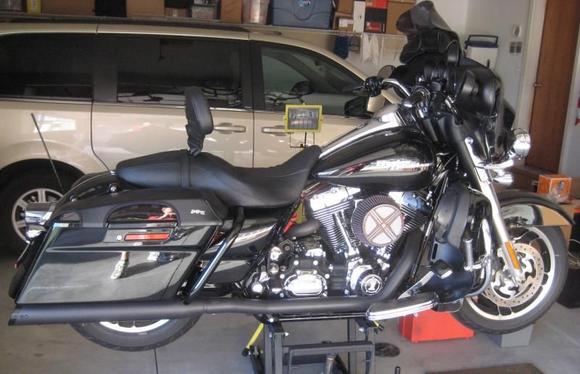 Fall upgrade pic of bike w/new rear saddlebag guards.