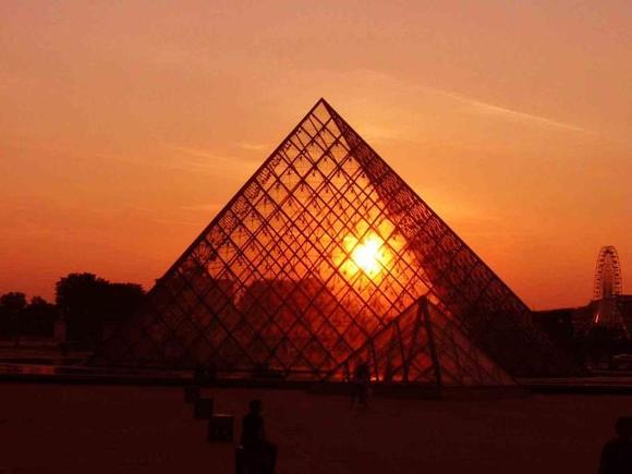 louvre Paris at night