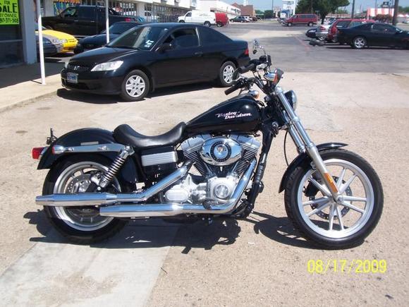 my other dyna in front of my 05 civic