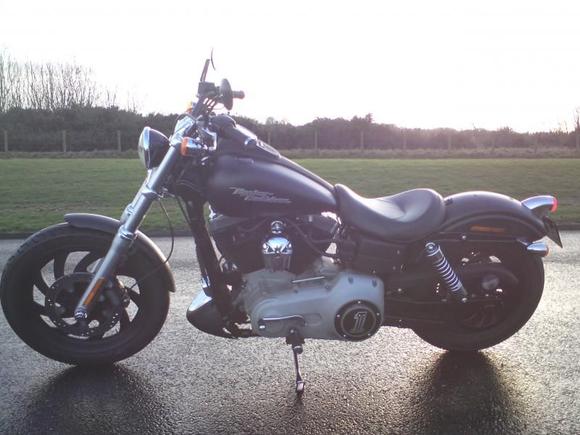 Pictures of my Street Bob with new Screaming Eagle heavy Breather and front Spoiler.