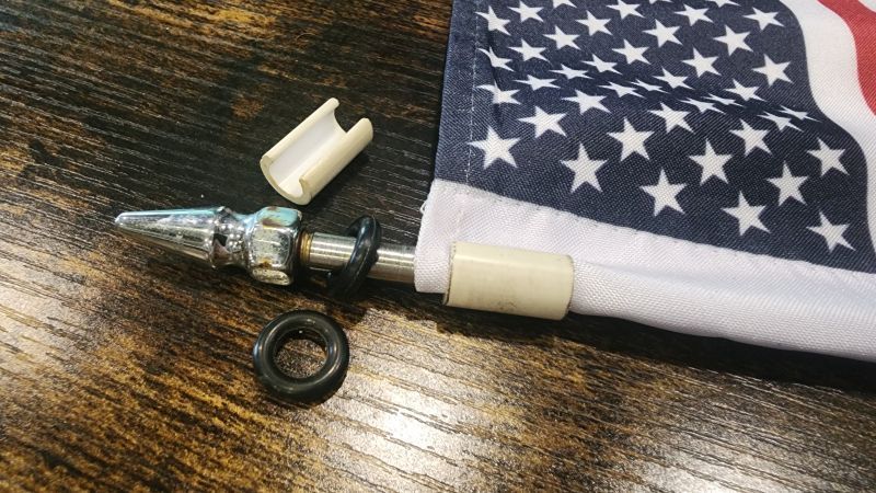 Clips (that work) and rubber rings (one received with this flag and one from previous flag) that confuse me!