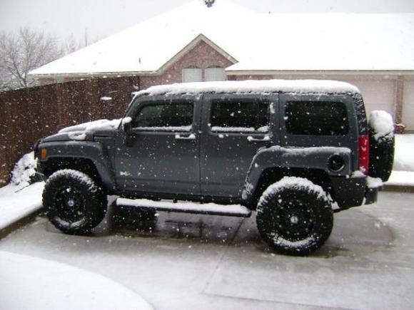 BlueBeast in the driveway in the freak Feb snow!