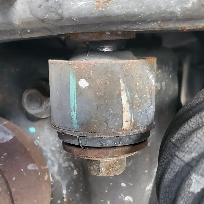 PASSANGER FRONT DIFER BUSHING.