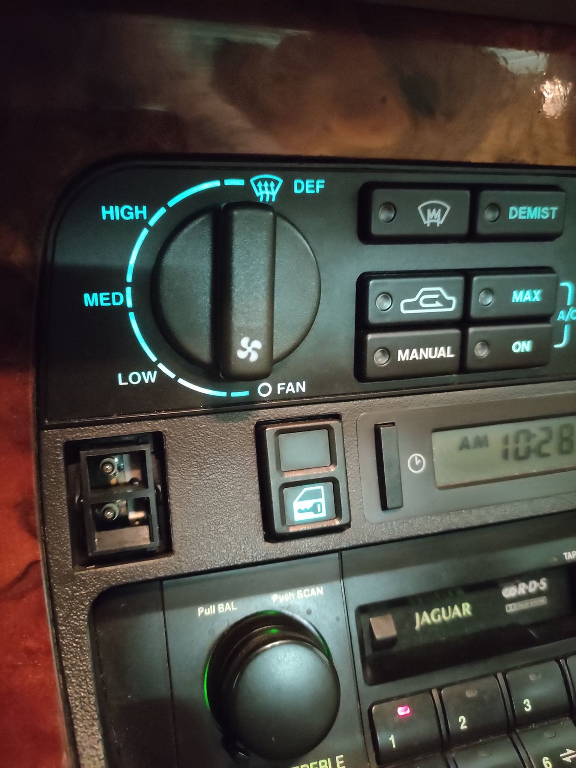 Bulb switch xj40
