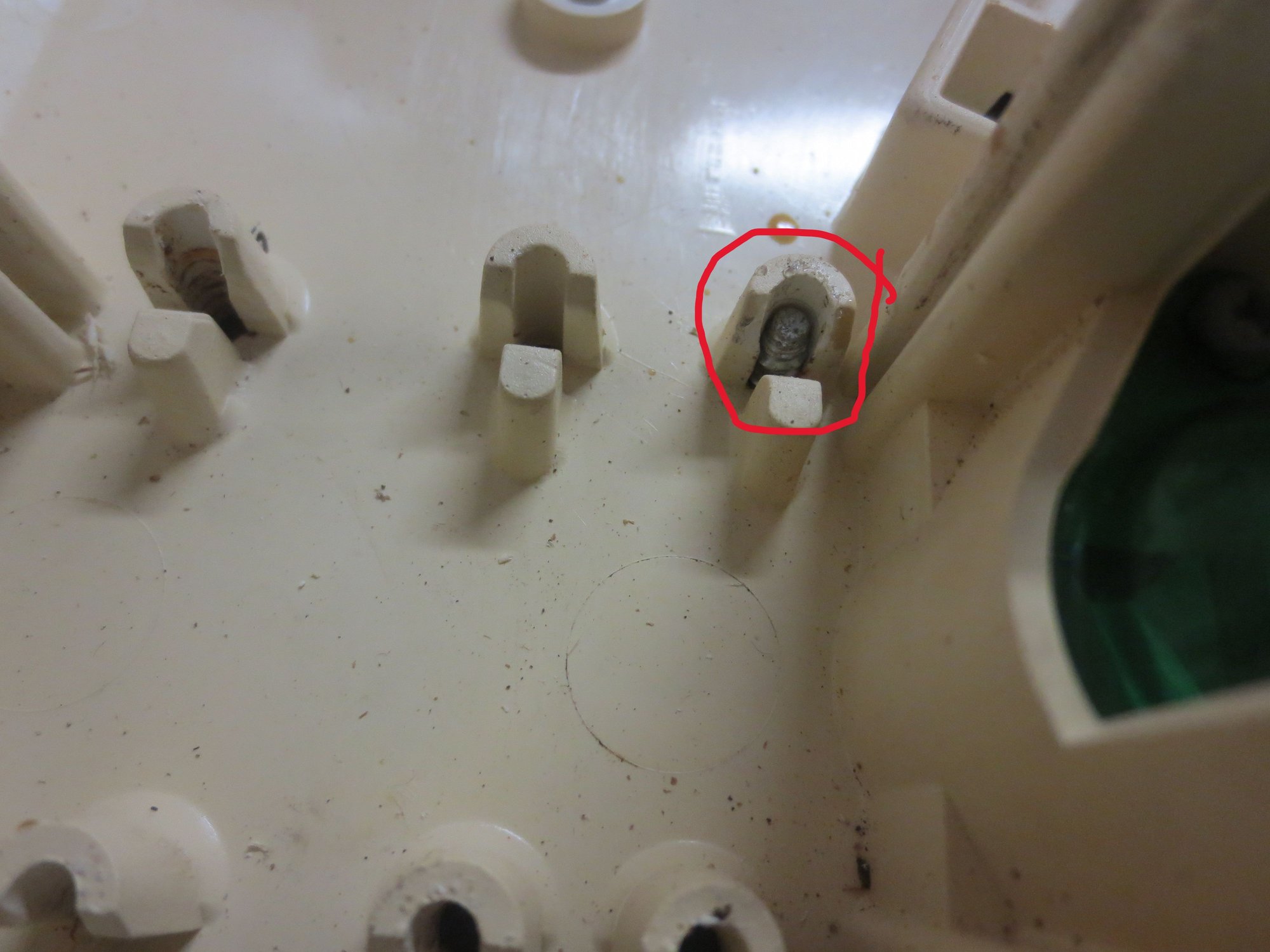 The screw, inserted through the flexible board has a very short contact length with the instrument