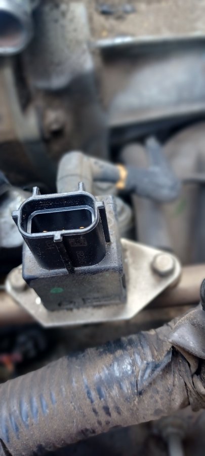 Fuel Injection Pressure Sensor overhead with vacuum connector