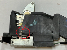 The rod should be connected to the trailer hitch-looking piece on the actuator here.