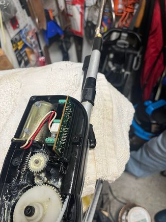 In trying it to feed the saw-toothen cable from the bottom, the aluminum tube that houses the retracted mast wont budge so I can  feed it in. Ideas?