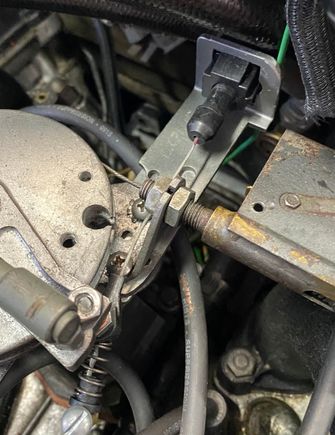 
Here you can see the throttle valve bracket and how it’s screwed into the stock mounting post of the throttle disc. 