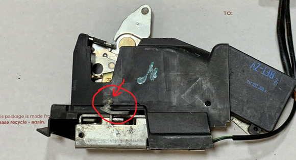 The rod should be connected to the trailer hitch-looking piece on the actuator here.