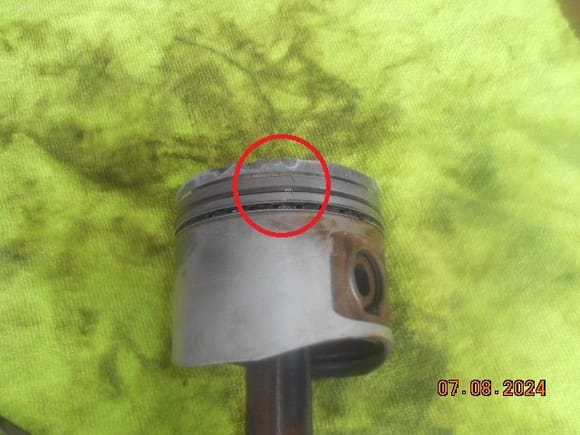 piston fracture in red circle