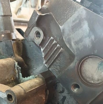  So how do you identify them? well on the front and rear of the cylinder head there are 4 bars going from top to bottom of the head