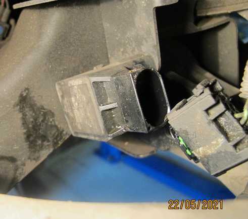 Height sensor unit and plug