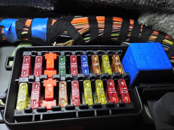 The reference schematic under the bonnet indicates the Cigarette lighters fuse is in position 9F which is bottom left in the picture 20AMP fuse