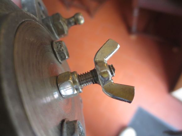 The wingnut has been fiwed in place with Loctite 270, this requires 400°C to loosen, so the wingnut will work both to hold the spindle to loosen and tighten the locknut, as well as , locknut loosened, to adjust the spindle and thus the TPS position.
