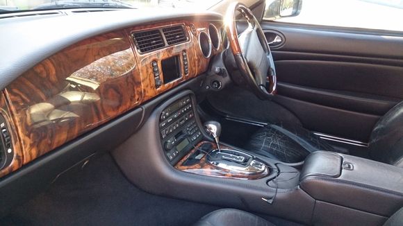 Changed the wooden gear knob for a black/chrome R one.