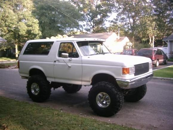 1989 FORD BRONCO WITH 8 INCH LIFT AND 38 BOGGERS SOLD IT AND NOW HAVE THE JAG