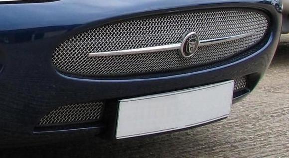 2005 Grille with straker and number plate plinth set up