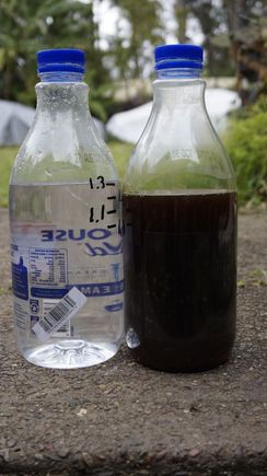 The total amount of oil in the S-Type axle is 1.3L. Above I filled a water bottle for comparison purposes with 1.3L of water and next to it the bottle with the oil I removed from the axle - more than 1.2L. Not bad, I would say. Next I used the pump to fill in the new oil and fitted the filler plug again. 