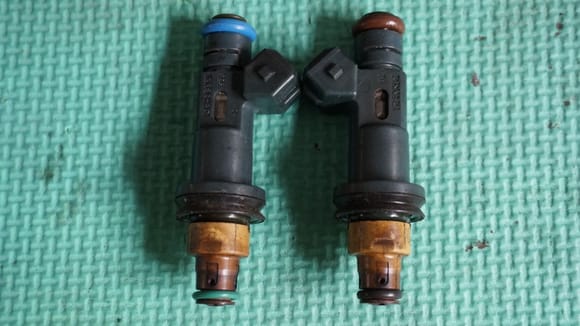 These are the OE injectors: Left with new upper and lower gasket, right with old gaskets. I have not replaced the black middle gaskets...