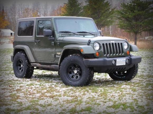 Trevor's 07 Sahara no lift 33x12.50x16 BFG A/T on ProComp 7169 16x8 w/3.75 Back space.