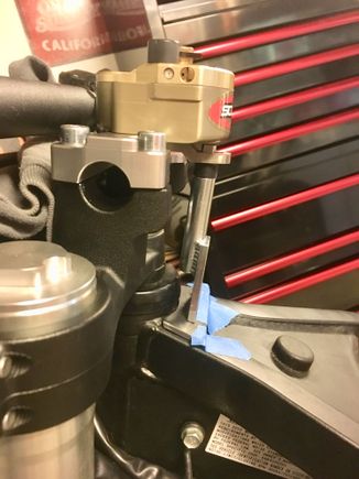 Yes the stabilizer arm is sitting on the black part of the pin. When the bars are installed there’s the 1/16”+ clearance.